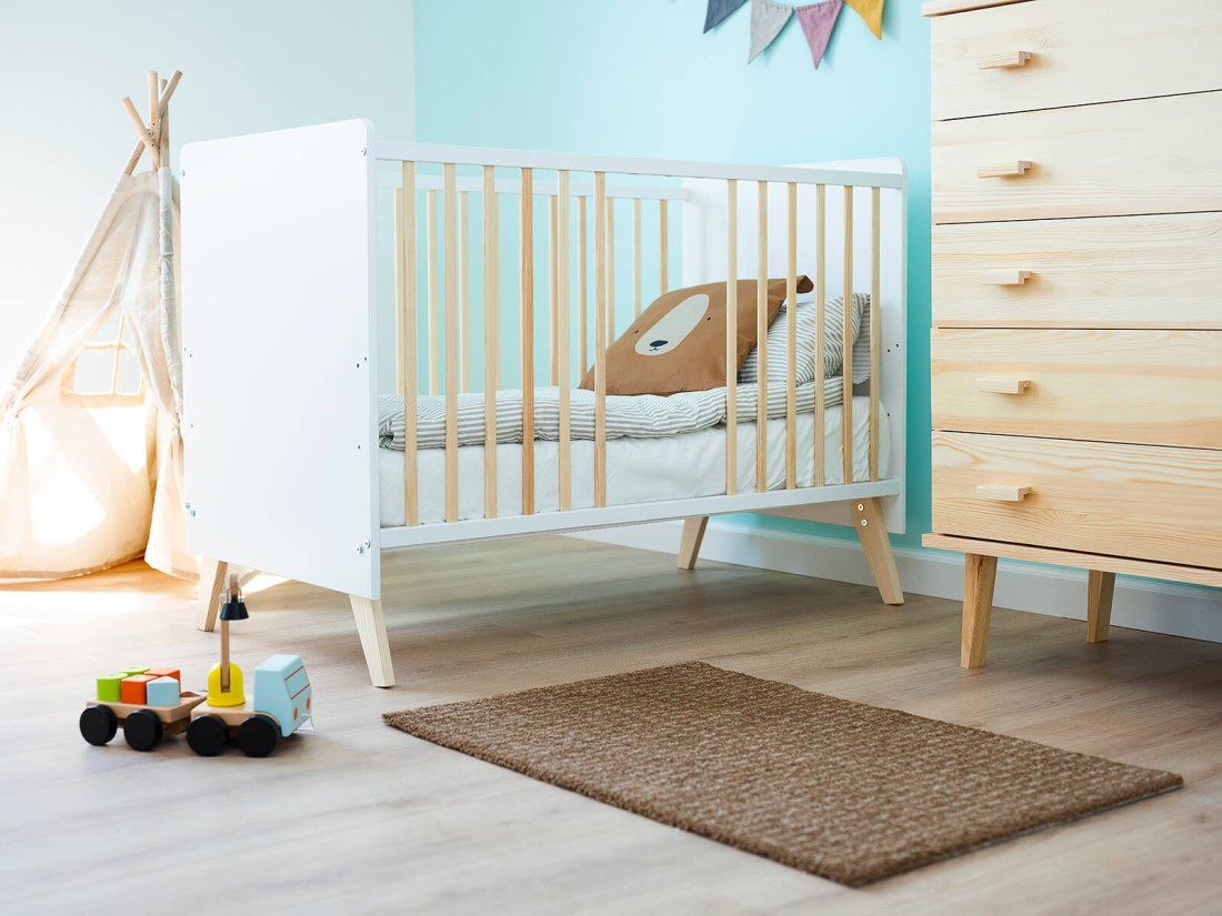 Lettino per bambini Baby Happy in legno di pino 60x120, bianco/pino