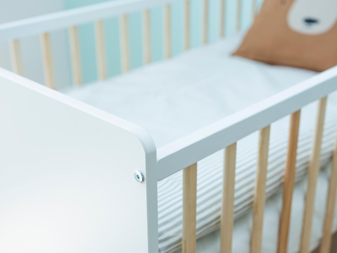 Lettino per bambini Baby Happy in legno di pino 60x120, bianco/pino