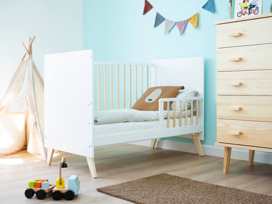 Lettino per bambini Baby Happy in legno di pino 60x120, bianco/pino