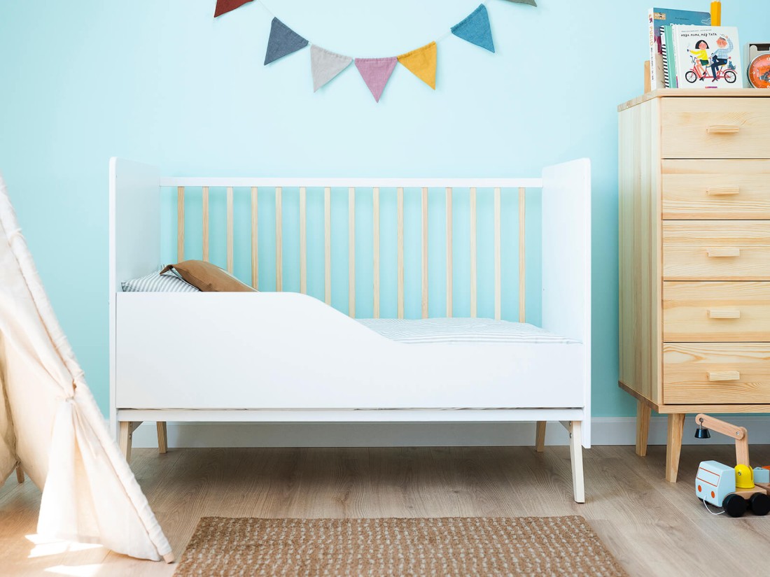 Lettino per bambini Baby Happy in legno di pino 60x120, bianco/pino