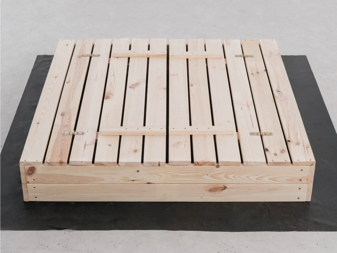 Sabbiera in legno con coperchio 120×120 cm – non verniciata