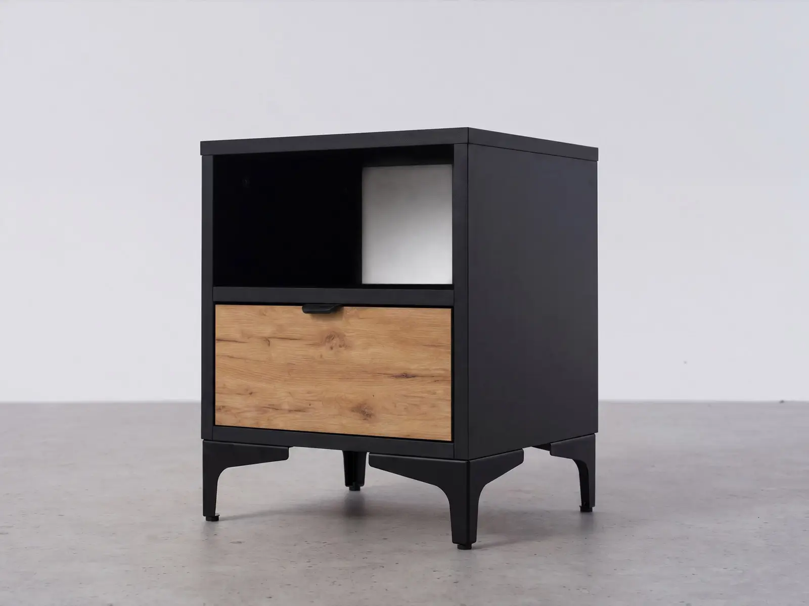 Comodino nero Nobio con cassetto rovere craft e vano a giorno con piedini in metallo