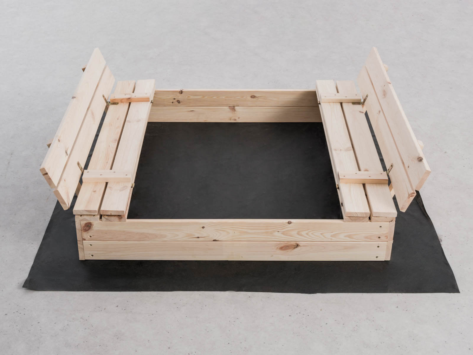 Sabbiera in legno chiudibile con panche in pino naturale